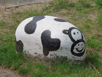 915044 Afbeelding van een als koe beschilderd betonblok in de berm van de Grietmanraklaan in de buurt Langerak in de ...